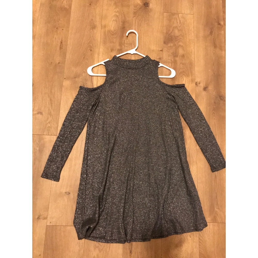 Cold shoulder flowy midi dress